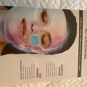 Shark cryo glow LED Face Mask with Instant Cold Technology


New in box